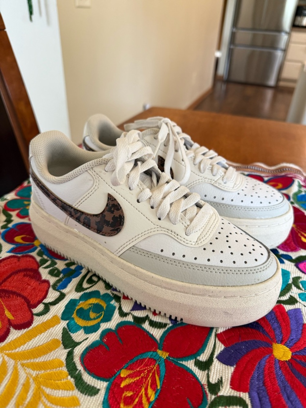 Nike womens court vision leopard Alta 6